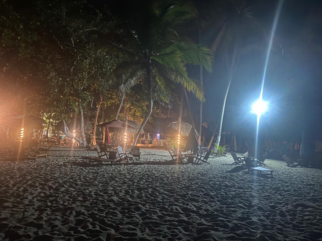 Panorámica de playa con luces 